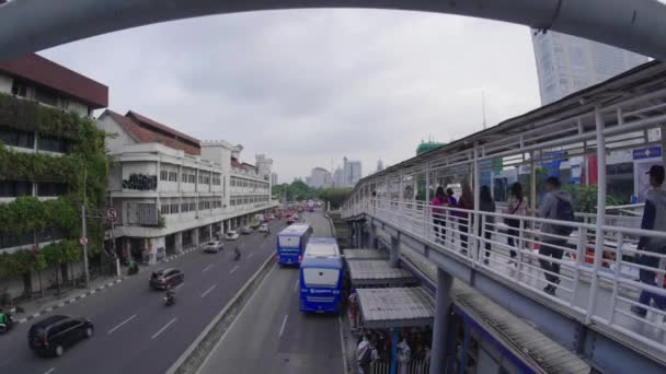 Jakarta Endonezya Haziran 2021 Sabahleyin Trans Jakarta Otobüs Yolcularının Kalabalık — Stok video