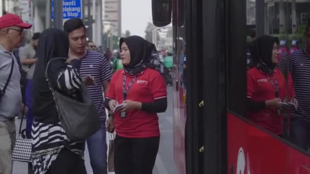 Jakarta Endonezya Haziran 2021 Sabahleyin Trans Jakarta Otobüs Yolcularının Kalabalık — Stok video
