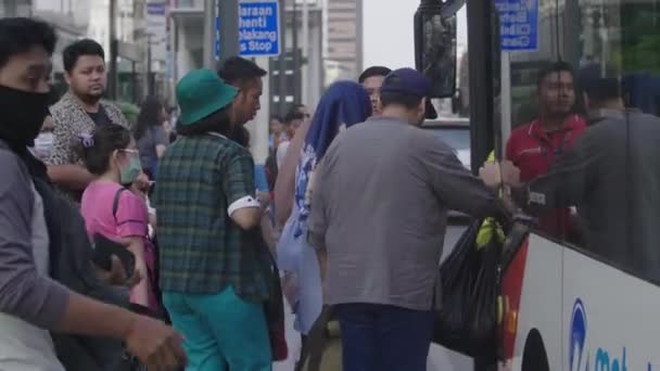 Jakarta Endonezya Haziran 2021 Sabahleyin Trans Jakarta Otobüs Yolcularının Kalabalık — Stok video