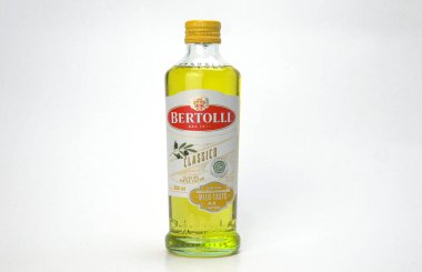 Jakarta, Endonezya-1 Ağustos 2021: Bertoli bakir zeytinyağı izole edilmiş beyaz zemin, kopyalama alanı