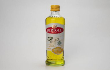 Jakarta, Endonezya-1 Ağustos 2021: Bertoli bakir zeytinyağı izole edilmiş beyaz zemin, kopyalama alanı