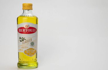 Jakarta, Endonezya-1 Ağustos 2021: Bertoli bakir zeytinyağı izole edilmiş beyaz zemin, kopyalama alanı