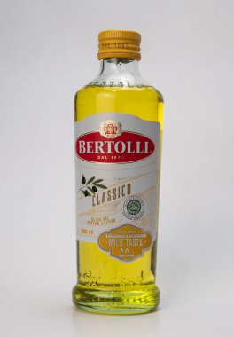 Jakarta, Endonezya-1 Ağustos 2021: Bertolli zeytinyağı izole edilmiş beyaz zemin, kopyalama alanı