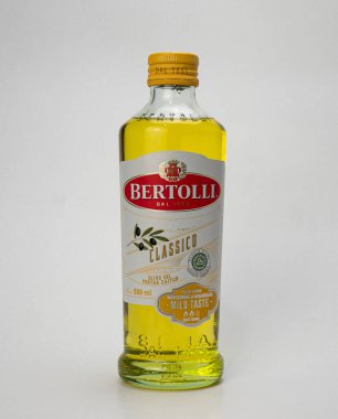 Jakarta, Endonezya-1 Ağustos 2021: Bertoli bakir zeytinyağı izole edilmiş beyaz zemin, kopyalama alanı