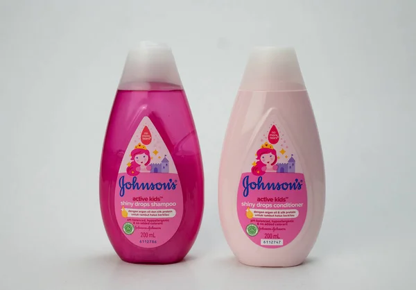 Jakarta, Endonezya-2 Ağustos 2021: Johnson 'ın aktif çocuk şampuanı beyaz arka planı izole etti