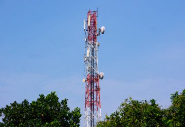 Üs alıcı-verici istasyonu (BTS), kullanıcı ekipmanları (UE) ve ağ arasında kablosuz iletişimi kolaylaştıran bir cihaz parçasıdır..