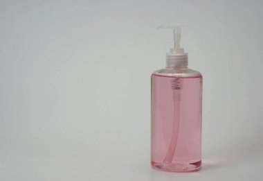 Beyaz arka planda bir dizi el sabunu şişesi..