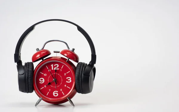 Red Alarm Zegar Umieścić Słuchawki Białym Tle Timeless Music Concept — Zdjęcie stockowe