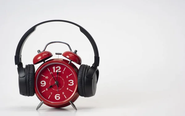 Kırmızı Alarmlı Saat kulaklığı beyaz arka plan üzerine taktı, Sonsuz Müzik Konsepti. Boşluğu kopyala