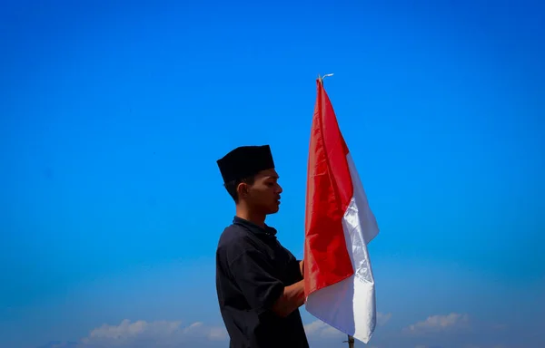 Jakarta Indonesia August 2021 Man Muslim Clothes Carrying Indonesian Flag — Stock Photo, Image