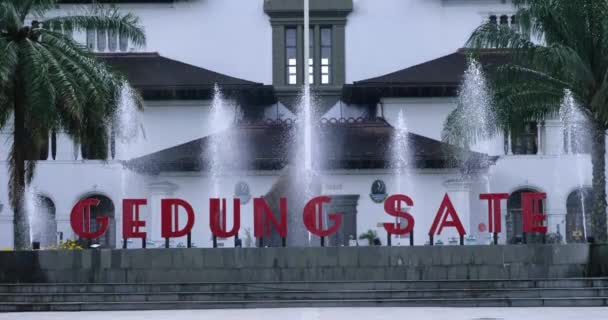 インドネシアのバンドン 2021 歴史的な古い建物であるGedung Sateの空中ビュー現在 インドネシアのバンドンのアイコンでありランドマークであるGedung Sateのオフィス — ストック動画