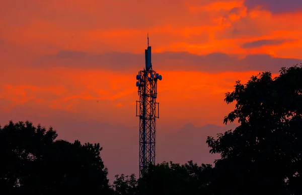 Jakarta, Endonezya-18 Eylül 2021: Gün batımında bir baz alıcı-verici istasyonu (BTS), BTS telekomünikasyon