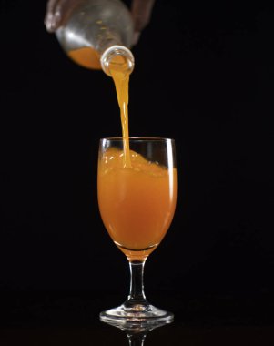 Portakal şurubunu bardağa dök..