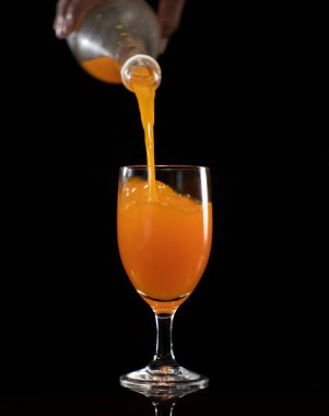 Portakal şurubunu bardağa dök..