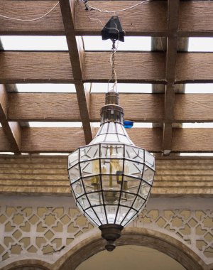 Tavandan sarkan antik cam fener.