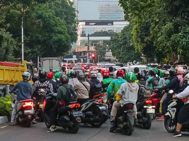 Jakarta, Endonezya - 09 Ekim 2025: Jakarta, Endonezya 'da motosiklet trafiği sıkışıklığı