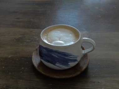 Kapuçino Tahta Masanın Üzerinde Boyalı Kupa