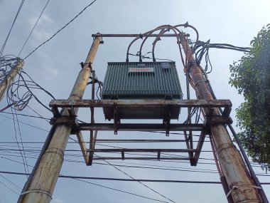 Jakarta, Endonezya-11 Ekim 2025: Kamu Hizmetleri Kutbunda Açık Hava Elektrik Transformatörü