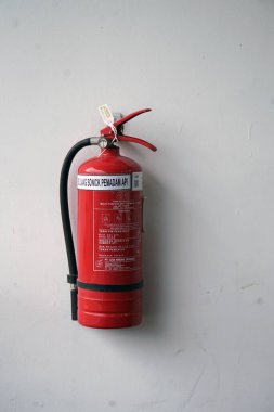 Jakarta, Endonezya-Nov 06, 2025: Duvara Kırmızı Yangın söndürücü monte edildi                               