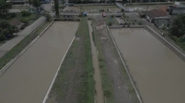 Pirinç tarlalarını sulamak için barajın drone görüntüsü