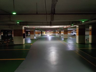 Jakarta, Endonezya - 15 Aralık 2025: Yeşil Işıklı Boş Kapalı Otopark