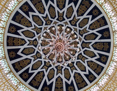 Tavandan sarkan Kristal Avize