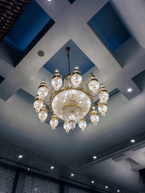 Tavandan sarkan Kristal Avize