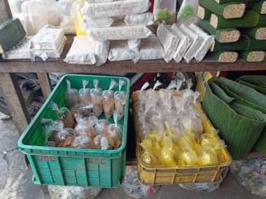 Muz yapraklarına sarılı Tempeh yığınları