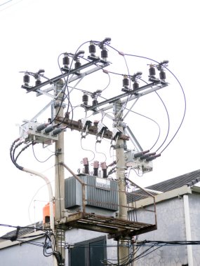 Elektrik Transformatörü ve Elektrik Hatları 4 Ocak 2026 'da Endonezya' nın Jakarta kentinde