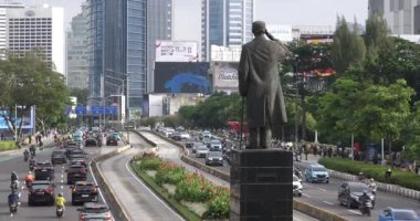 Jalan Jendral Sudirman 'ın 13 Şubat 2026' da Jakarta, Endonezya 'daki Dukuh Atas otobüs durağında sabah trafiği sıkışık.