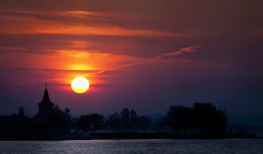 Sunrise sular altında Köyü Musov St. Linhart kilisede üzerinde