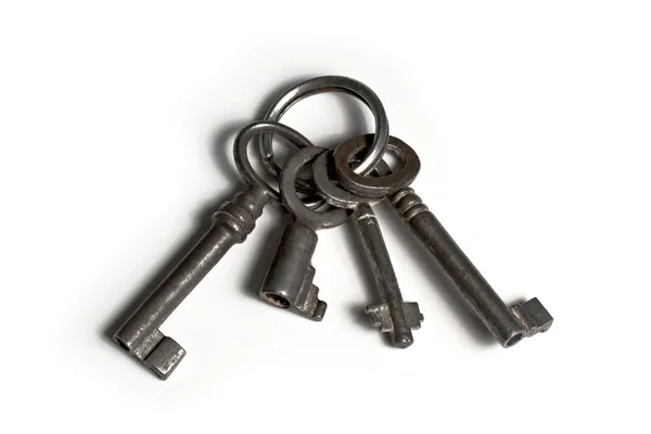 Fyra gamla nycklar på nyckelring — Stockfoto