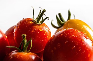 kırmızı ve sarı domatesli su damlaları