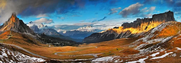 Доломітові Альпи - вид від Пассо Giau до міста Кортіна д'Ампеццо — стокове фото