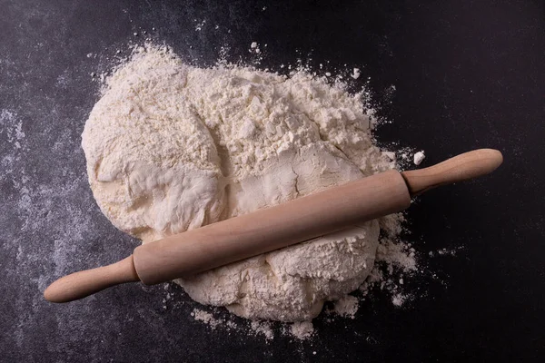 Sebuah Slide Tepung Dan Rolling Pin Pada Latar Belakang Gelap — Stok Foto