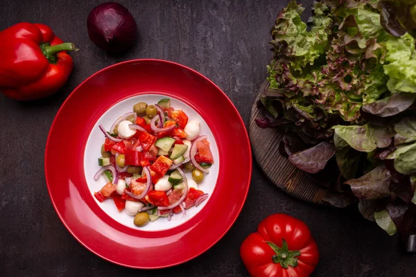 Griekse Salade Een Rond Bord Tomaat Peper Sla Bladeren Bovenaanzicht — Stockfoto