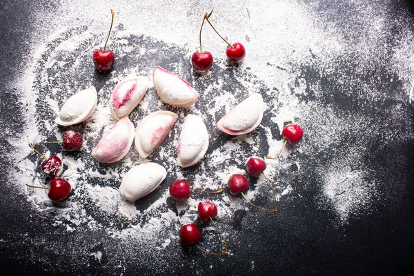 Dumplings Con Cerezas Sobre Una Mesa Llena Harina — Foto de Stock