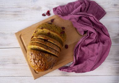 Tahta zeminde tohum ve baharatlı taze ekmek.