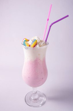 Beyaz arka planda taze böğürtlenli milkshake ve dondurma.