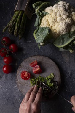 Siyah arka planda taze sebzeler ve bitkiler. en üstteki görünüm.