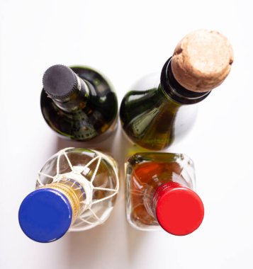 beyaz zemin üzerinde şarap şişeleri