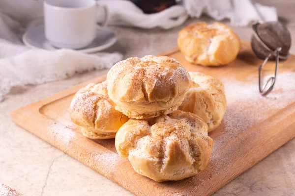 Pães Caseiros Frescos Uma Mesa Branca — Fotografia de Stock