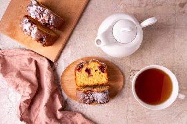 Buğday unlu kek ve böğürtlen masasında kiraz. Kapat..