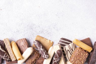 Gri alçılı çikolatalı kurabiyeler. Yakın plan. Yemek arkaplanı. Metnin için yer. 