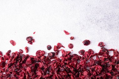 Kurutulmuş yaban mersini. Beyaz alçıda. Uzayı kopyala Gıda arkaplanı.