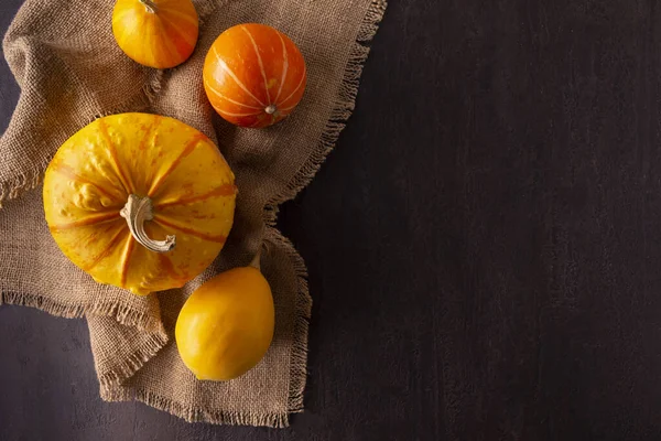 Calabazas Amarillas Sobre Lienzo Sobre Fondo Marrón Puesta Plana — Foto de Stock