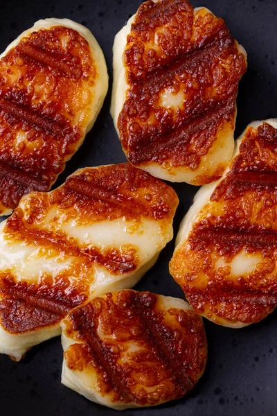 Queso Halloumi Tostado Plato Negro Sobre Fondo Negro Cerca —  Fotos de Stock