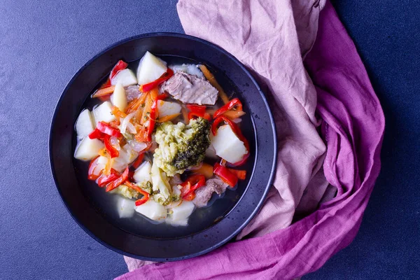 Dieta Sopa Carne Verduras Plato Negro Con Paño Rojo Concepto —  Fotos de Stock