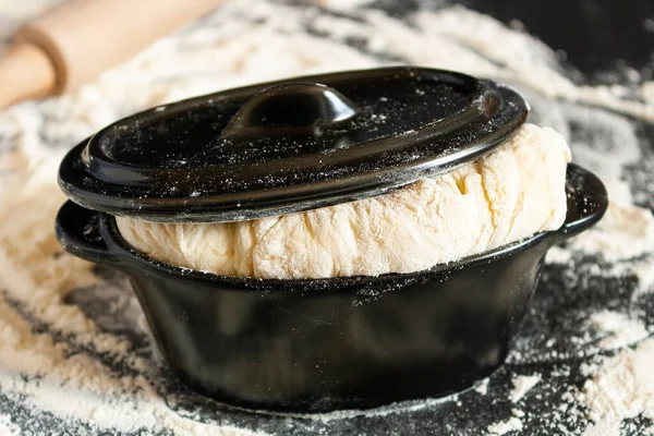Ciasto Drożdżowe Czarnej Żeliwnej Patelni Ciemnym Tle — Zdjęcie stockowe