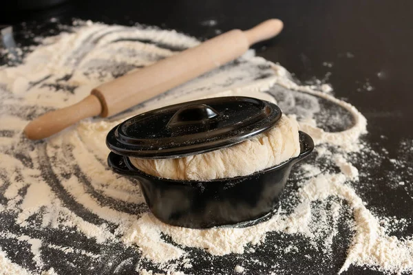 Ciasto Czarnej Żeliwnej Patelni Zbliżenie — Zdjęcie stockowe